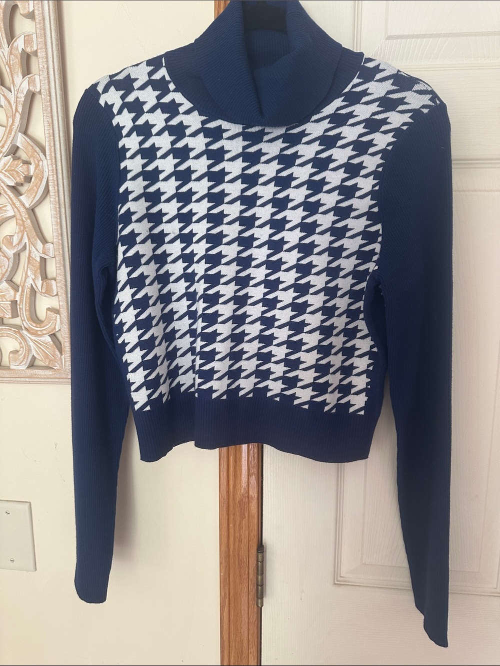 TOCCIN Morgan Turtleneck Knit  bold check pattern sweater - Navy & White .